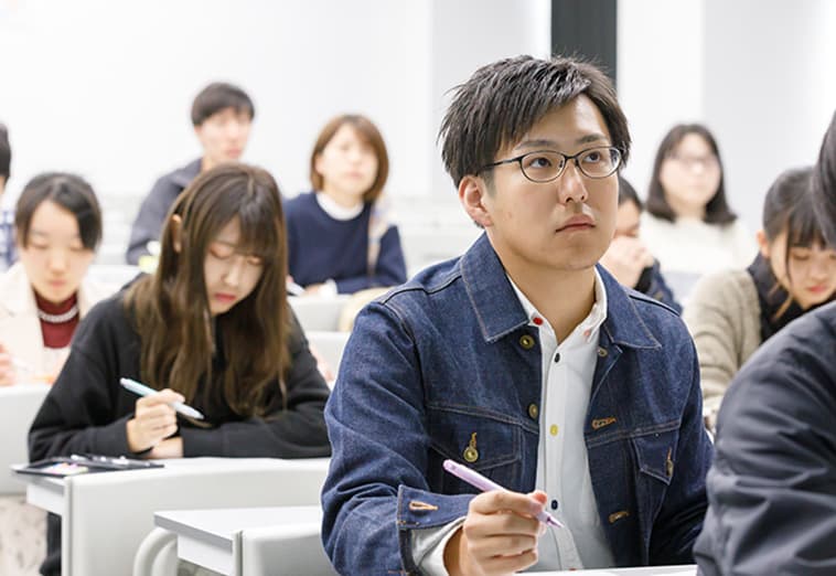授業を受ける生徒