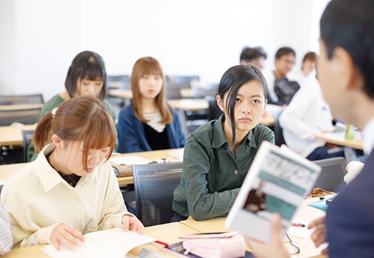 授業を受ける生徒