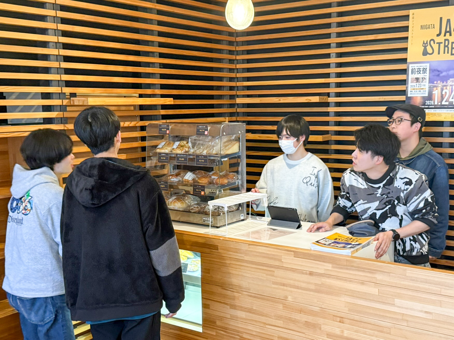 新津駅東キャンパスのカフェスペースに『学生カフェ AWAI』が期間限定で開業しました